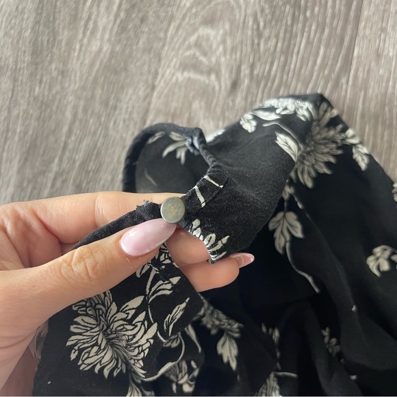Forever 21 Black Floral Flowy Top - Picture 6 of 6